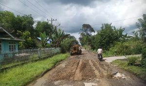 Kondisi Jalan Provinsi Kecamatan Arse yang diperbaiki Kontraktor UD Bayo Pane Hati secara swadaya agar akses jalan pemudik lancar, Senin (8/4-24). Foto : BP/Ist