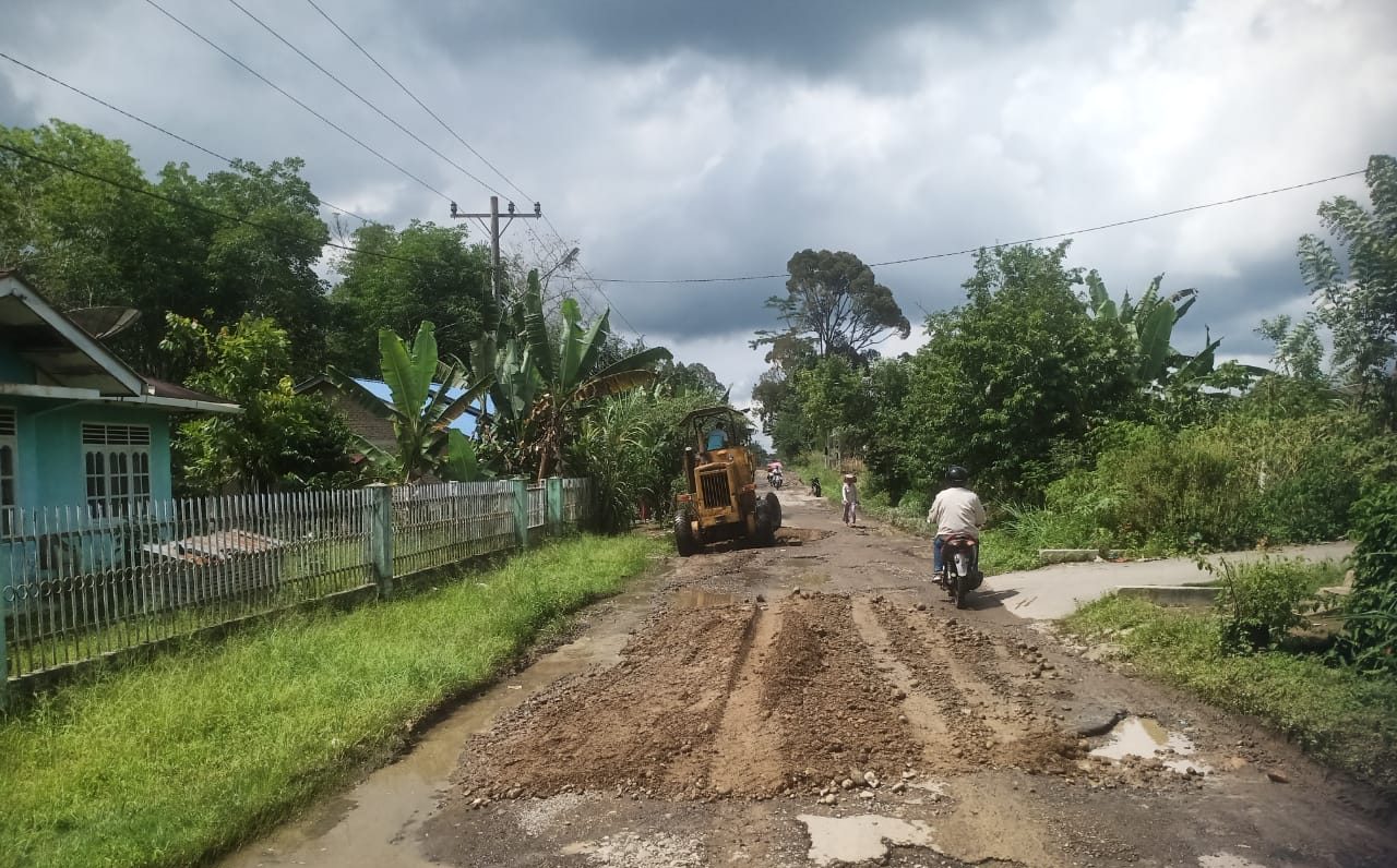 Kondisi Jalan Provinsi Kecamatan Arse yang diperbaiki Kontraktor UD Bayo Pane Hati secara swadaya agar akses jalan pemudik lancar, Senin (8/4-24). Foto : BP/Ist