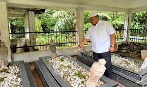 Bupati Tapsel Dolly Pasaribu saat ziarah ke makam ayahandanya sewaktu Pulkam ke Tanjung Rompa Marancar, Senin (8/4-24). Foto : BP/Ist