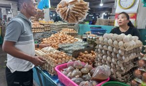 Dirut PUD Pasar Medan Suwarno saat berbincang dengan pedagang di Pasar Petisah Medan. BP/erwan