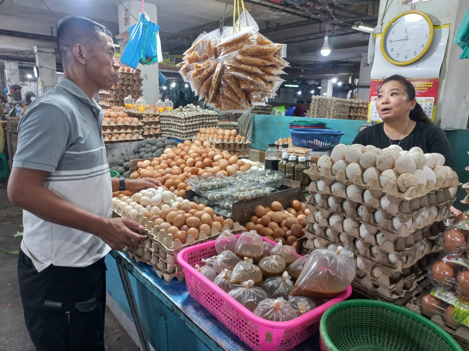 Dirut PUD Pasar Medan Suwarno saat berbincang dengan pedagang di Pasar Petisah Medan. BP/erwan