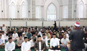 Bupati Tapsel H Dolly Pasaribu saat melaksanakan Sholat Idul Fitri 1445 H di Masjid Agung Syahrun Nur, Sipirok, Rabu (10/4-24). Foto : BP/Ist