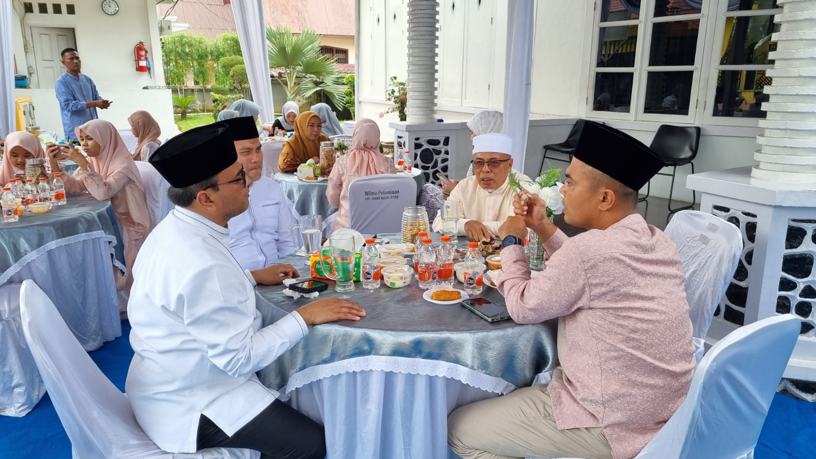 Suasana Open House Pj Wali Kota Padangsidimpuan Dr. Letnan Dalimunthe bersama dengan para tamu yang hadir pada Rabu (10/4/2024). Foto : BP/Ist