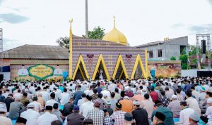 Warga khusuk saat laksanakan sholat Idul Fitri di Medan.
