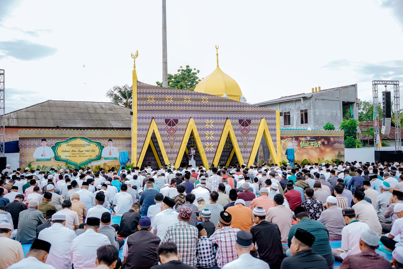 Warga khusuk saat laksanakan sholat Idul Fitri di Medan.