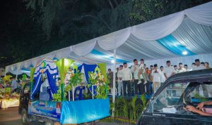 Wali Kota Medan Bobby Nasution saat melepas peserta takbir mobil hias. BP/erwan
