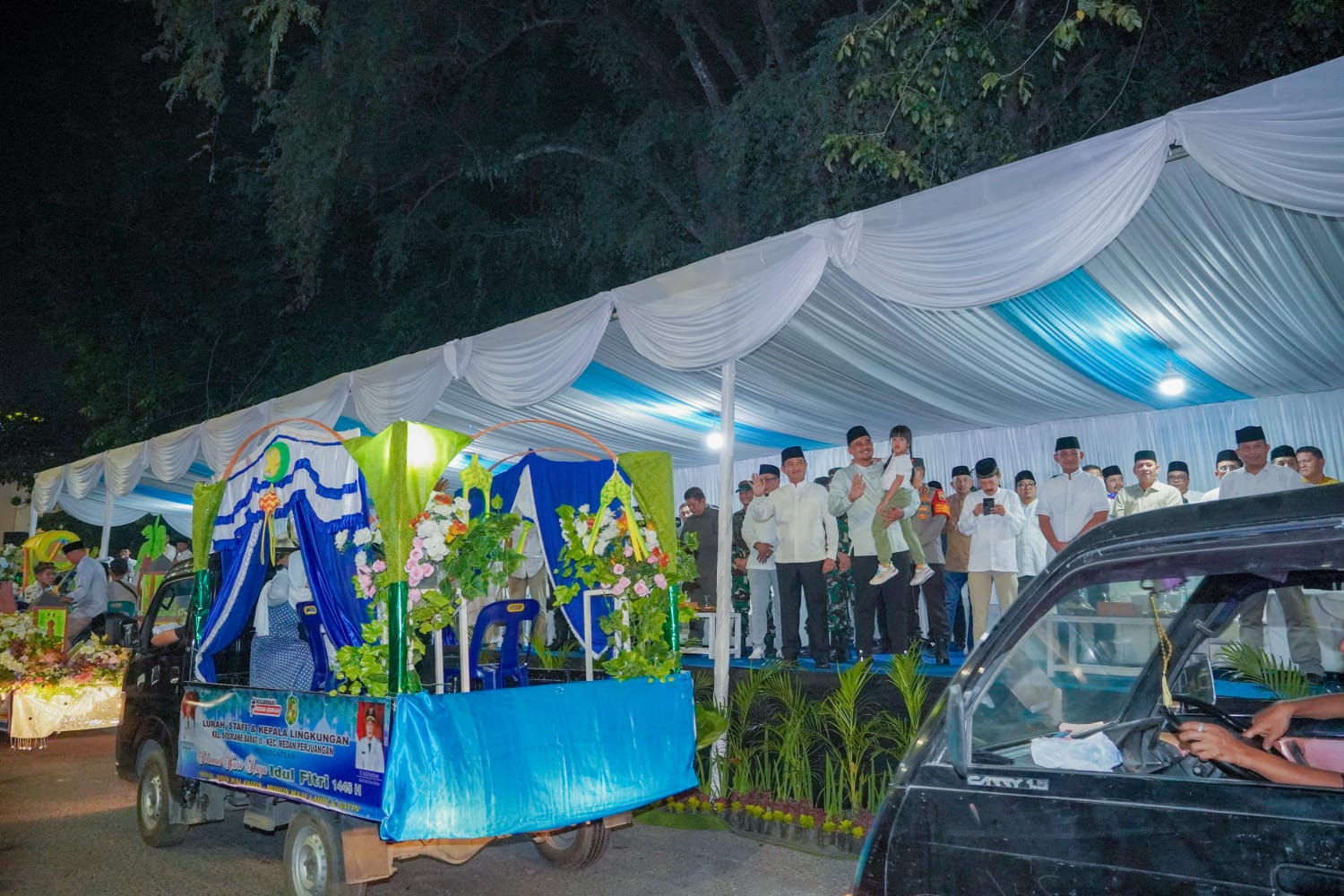 Wali Kota Medan Bobby Nasution saat melepas peserta takbir mobil hias. BP/erwan