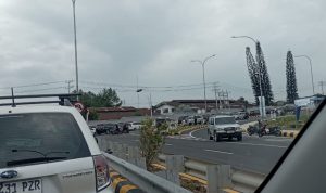 kemacetan terjadi di exit tol Sinaksak menuju Jalan Lintas Siantar-Parapat.(Istimewa)