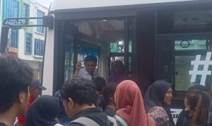 Warga Kota Medan menikmati angkutan bus listrik sambut Idul Fitri 1445 H. BP/erwan