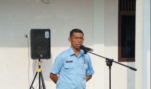Dirut PUD Pasar Medan Suwarno saat menyampaikan arahannya pada apel Perdana di Halaman Kantor PUD Pasar Medan. BP/erwan