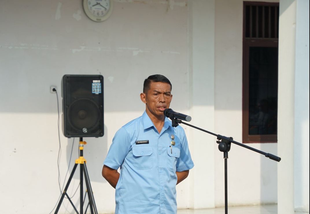 Dirut PUD Pasar Medan Suwarno saat menyampaikan arahannya pada apel Perdana di Halaman Kantor PUD Pasar Medan. BP/erwan