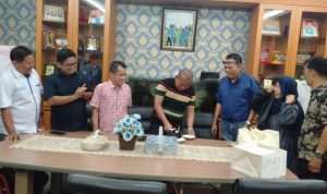 wartawan di DPRD Sumut memeriahkan hari ulang tahun Wakil Ketua DPRD Sumut Rahmansyah Sibarani.(Istimewa)