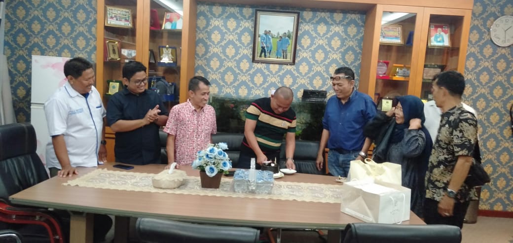 wartawan di DPRD Sumut memeriahkan hari ulang tahun Wakil Ketua DPRD Sumut Rahmansyah Sibarani.(Istimewa)
