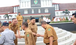 Bupati Tapsel Dolly Pasaribu usai Apel Gabungan hari pertams masuk kerja usai libur Idul Fitri 1445 H, saling salaman maaf-maafan bersama ASN dan Non ASN Pemkab Tapsel, Selasa (16/4-24). Foto : BP/Ist