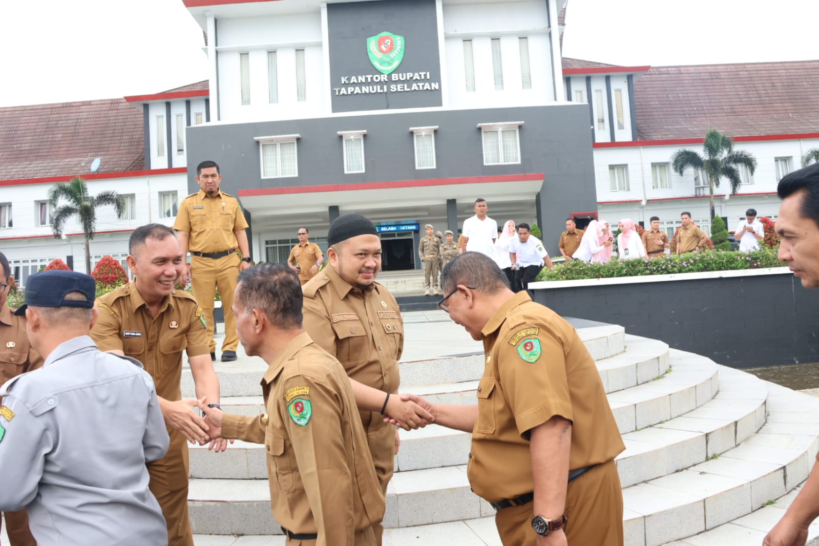 Bupati Tapsel Dolly Pasaribu usai Apel Gabungan hari pertams masuk kerja usai libur Idul Fitri 1445 H, saling salaman maaf-maafan bersama ASN dan Non ASN Pemkab Tapsel, Selasa (16/4-24). Foto : BP/Ist