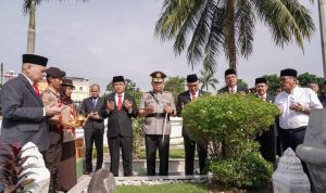 Pj Gubsu melakukan ziarah.(Istimewa)