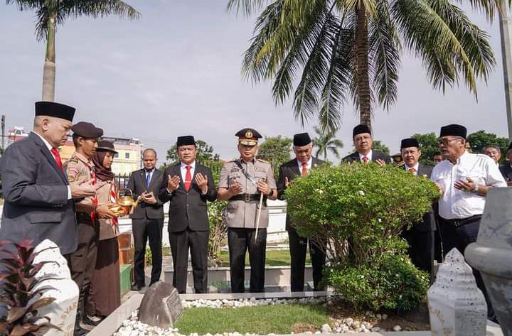 Pj Gubsu melakukan ziarah.(Istimewa)