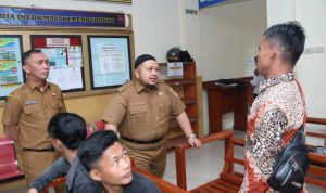Bupati Tapsel Dolly Pasaribu saat berbincang dengan masyarakat yang lagi mengurus Administrasi kependudukan di Dukcapil Tapsel, Selasa (16/4-24). Foto : BP/Ist