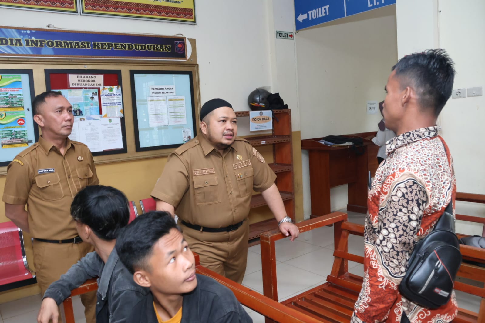 Bupati Tapsel Dolly Pasaribu saat berbincang dengan masyarakat yang lagi mengurus Administrasi kependudukan di Dukcapil Tapsel, Selasa (16/4-24). Foto : BP/Ist