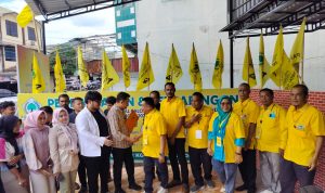 Abdul Haris Nasution menerima formulir pendaftaran yang diserahkan Ketua Tim Penjaringan dan pendaftaran Balon Wali Kota dan Wakil Wali Kota P. Sidimpuan dari DPD Partai Golkar H Mulyadi S Lubis, Kamis (18/4-24). Foto : BP/Ist
