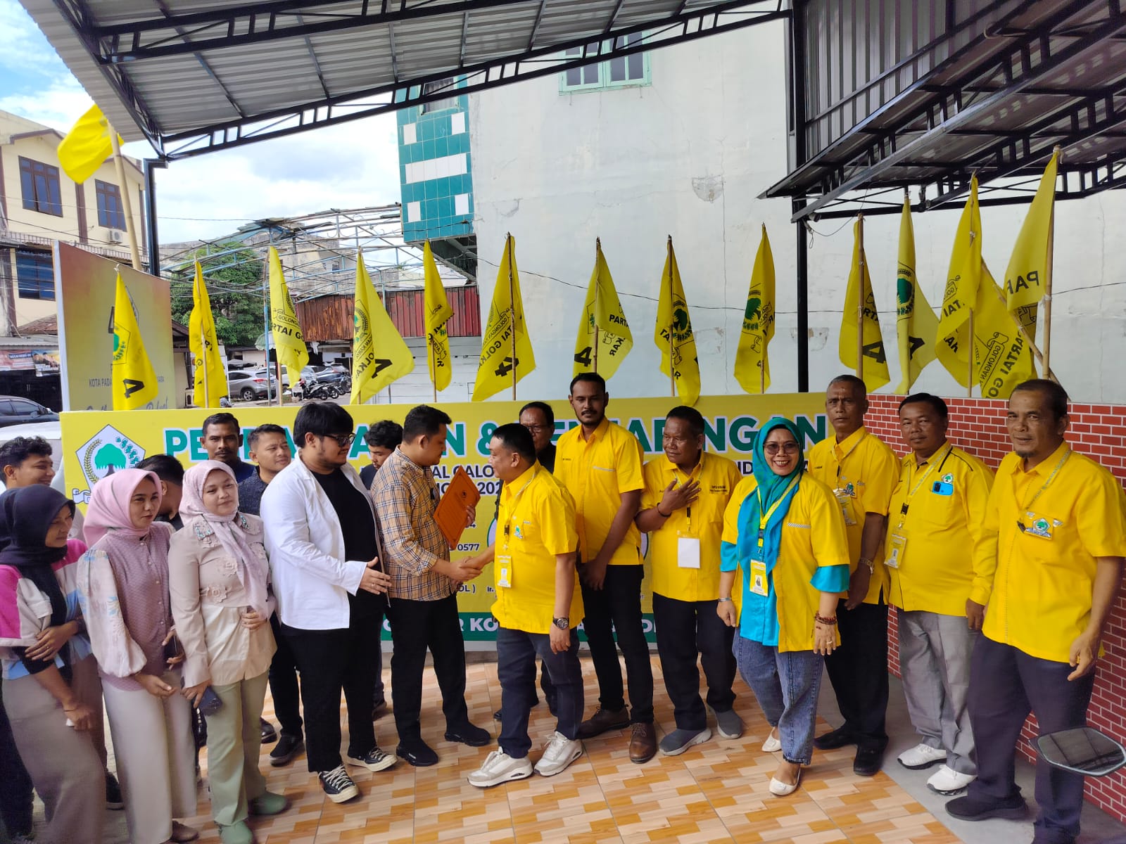 Abdul Haris Nasution menerima formulir pendaftaran yang diserahkan Ketua Tim Penjaringan dan pendaftaran Balon Wali Kota dan Wakil Wali Kota P. Sidimpuan dari DPD Partai Golkar H Mulyadi S Lubis, Kamis (18/4-24). Foto : BP/Ist