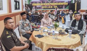 Plt Sekdako Padangsidimpuan Roni Gunawan Rambe saat menghadiri Halal Bi Halal Keluarga Besar Pengadilan Negeri Padangsidimpuan, Kamis (18/4-24). Foto : BP/Ist
