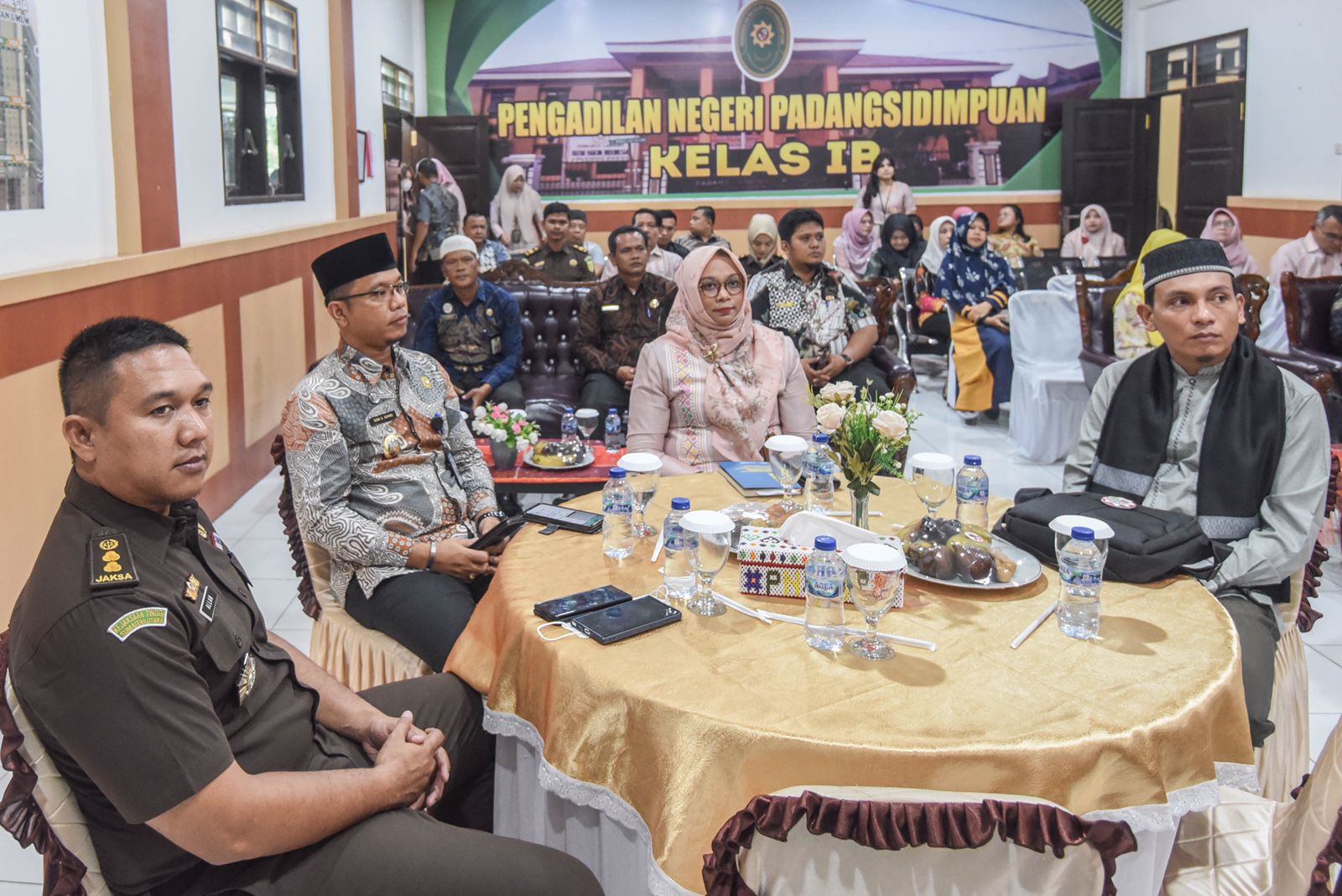 Plt Sekdako Padangsidimpuan Roni Gunawan Rambe saat menghadiri Halal Bi Halal Keluarga Besar Pengadilan Negeri Padangsidimpuan, Kamis (18/4-24). Foto : BP/Ist