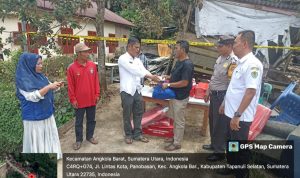 Camat Angkola Barat M Tohir Pasaribu atas perintah Bupati Tapsel Dolly Pasaribu menyerahkan bantuan kepada korban kebakaran di Desa Panobasan Lombang, Rabu (17/4-24). Foto : BP/Ist