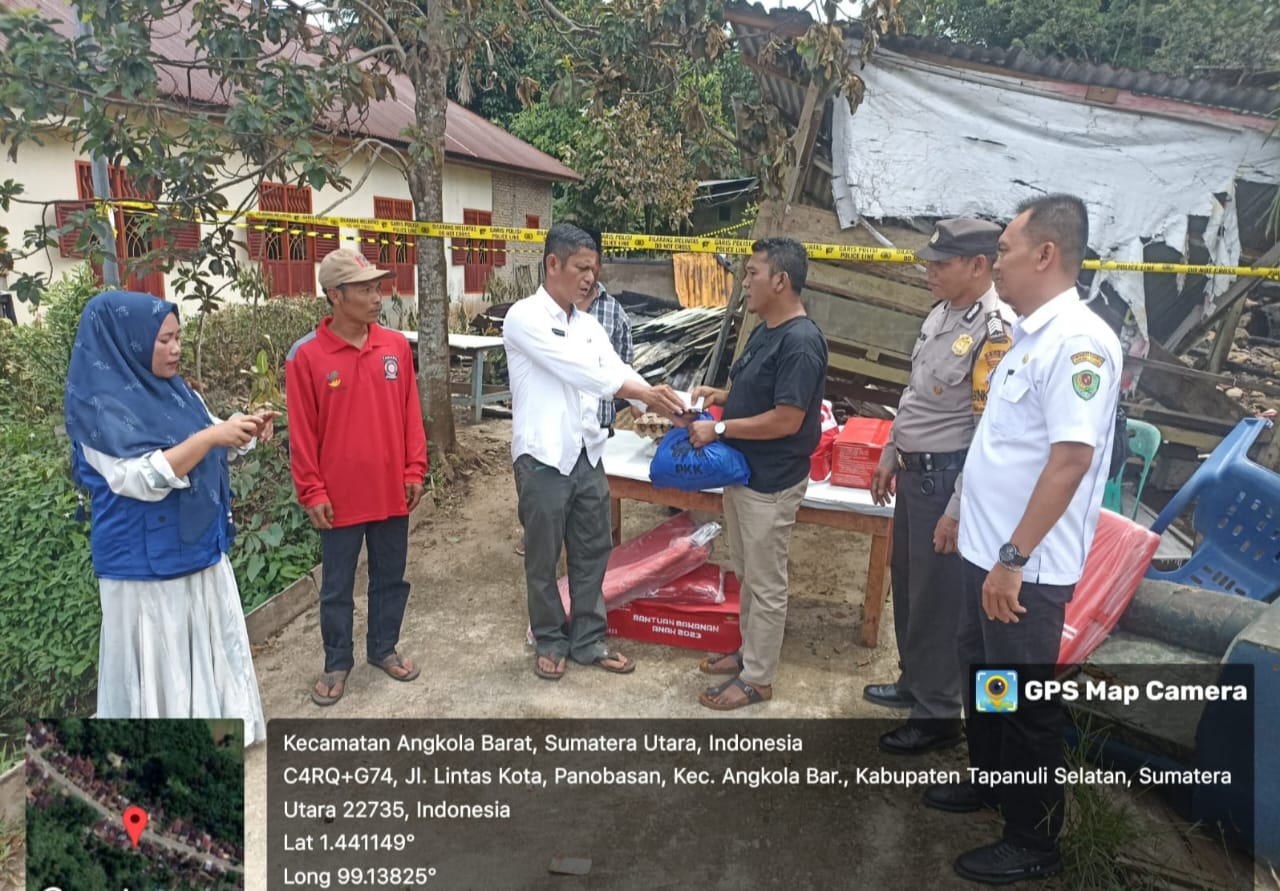 Camat Angkola Barat M Tohir Pasaribu atas perintah Bupati Tapsel Dolly Pasaribu menyerahkan bantuan kepada korban kebakaran di Desa Panobasan Lombang, Rabu (17/4-24). Foto : BP/Ist