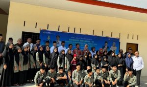 Pj Gubsu dengan anak anak di panti asuhan.(Istimewa)