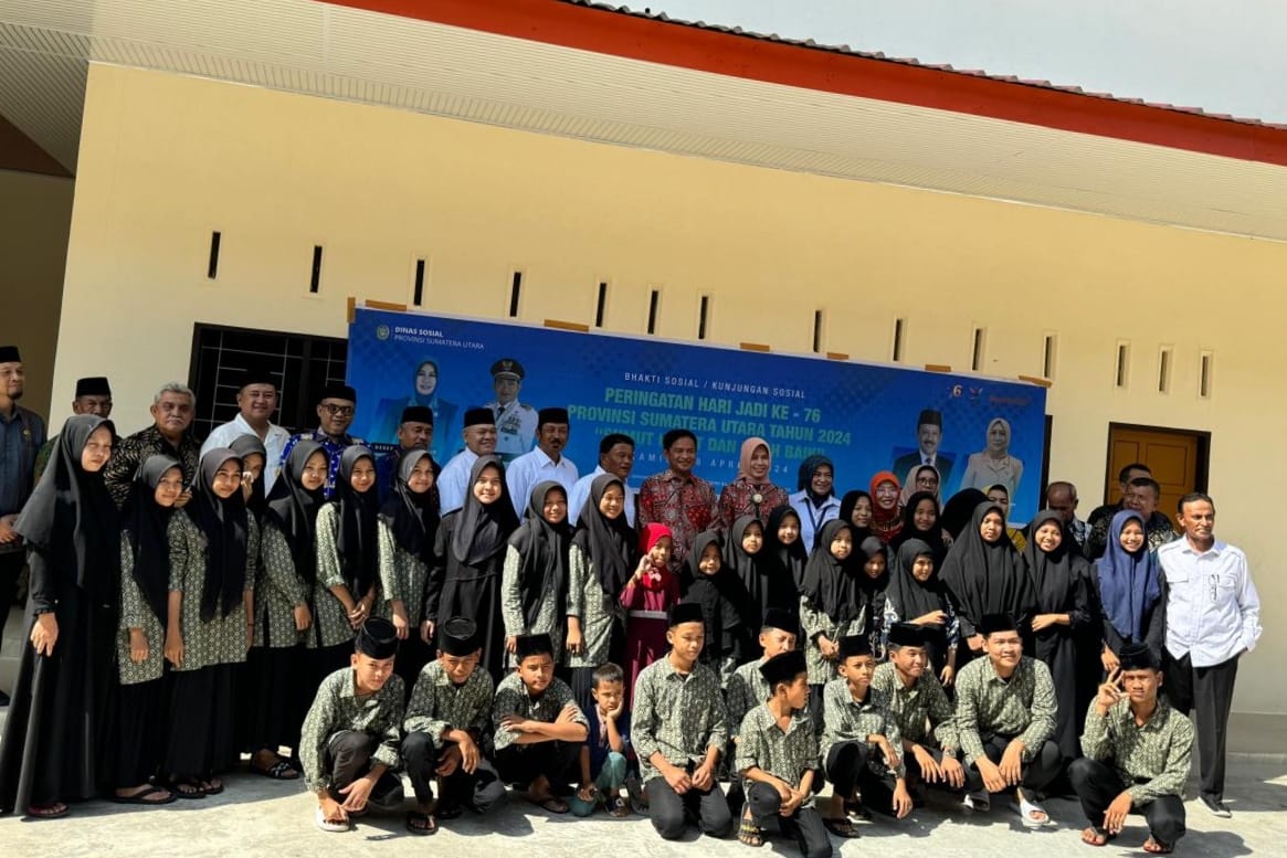 Pj Gubsu dengan anak anak di panti asuhan.(Istimewa)