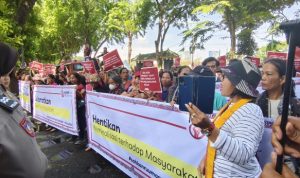 Massa ketika melakukan aksi demontrasi di Gedung DPRD Sumut.(Istimewa)