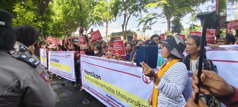 Massa ketika melakukan aksi demontrasi di Gedung DPRD Sumut.(Istimewa)