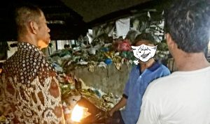 Dirut PUD Pasar Medan Suwarna saat memergoki warga buang sampah di Pasar Helvetia yang seharusnya untuk menampung sampah pedagagang. BP/erwan
