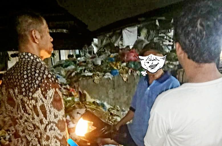 Dirut PUD Pasar Medan Suwarna saat memergoki warga buang sampah di Pasar Helvetia yang seharusnya untuk menampung sampah pedagagang. BP/erwan