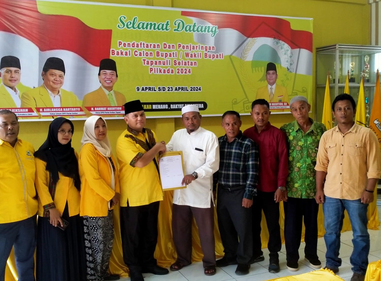 Perwakilan Rasyid A. Dongoran dari sejumlah tokoh masyarakat Tapsel saat menerima formulir pendaftaran Balon Bupati Tapsel periode 2024-2029 di Kantor Golkar Tapsel, Jum'at (19/4-24). Foto : BP/Ist