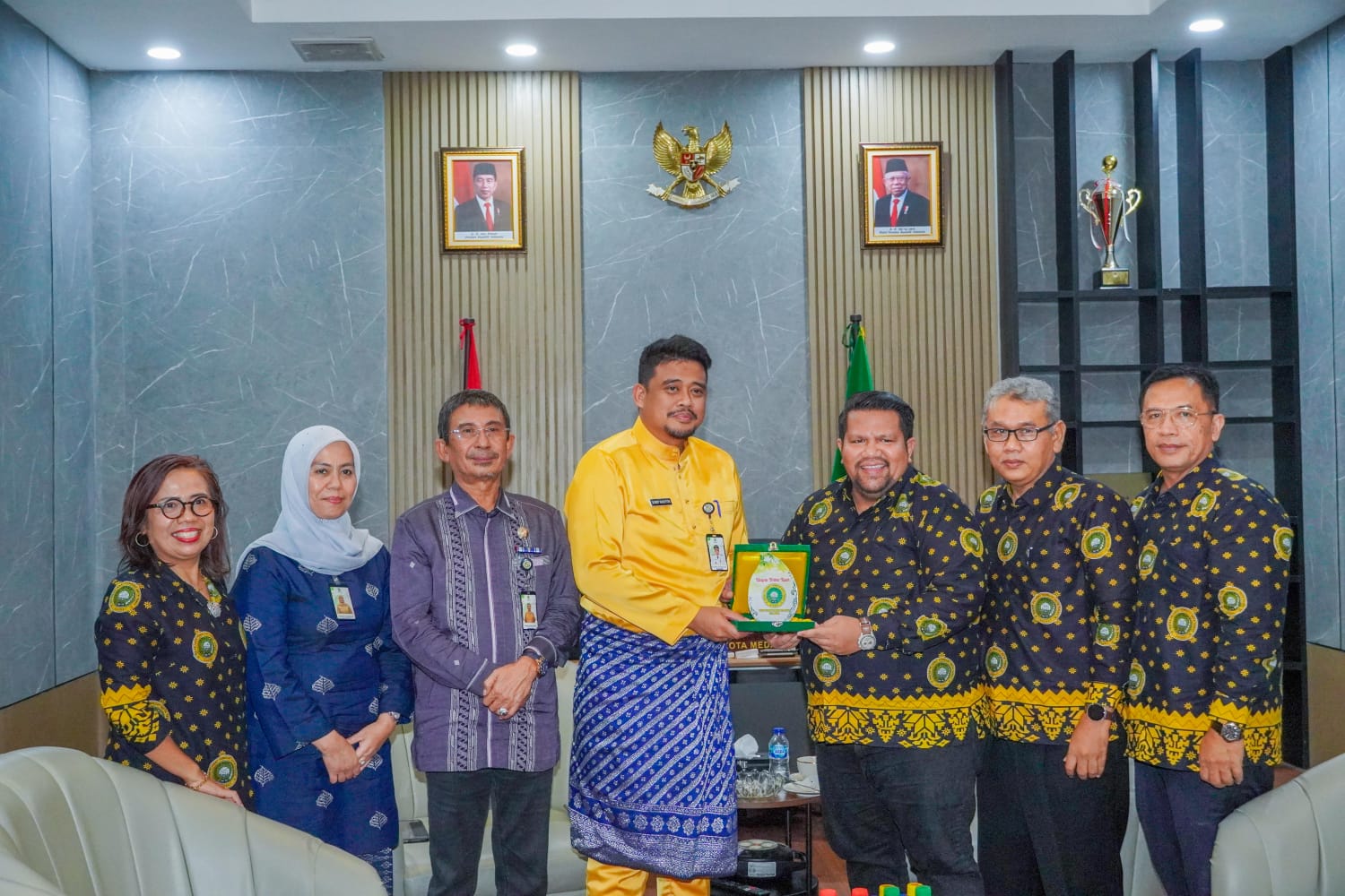 Wali Kota Medan Bobby Nasution saat menerima jajaran PD IPPAT di Rumah Dinas, Jumat (19/4/2024). BP/erwan