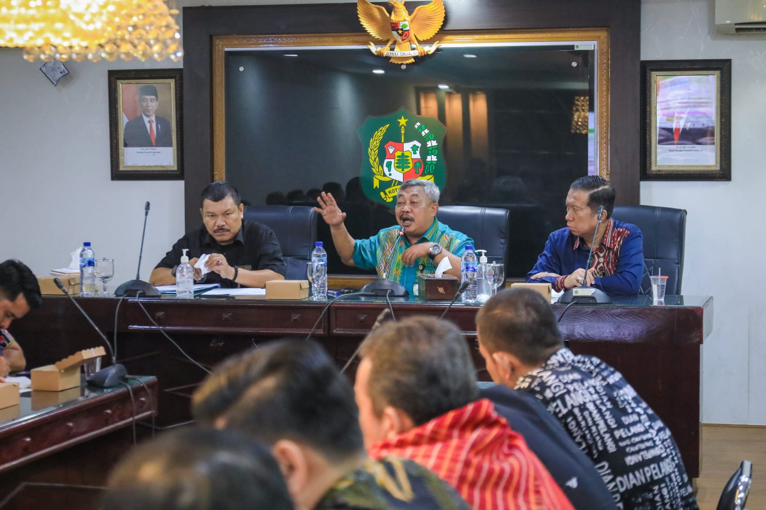 Kadis Lingkungan Hidup Husni saat rapat di Balai Kota Medan. BP/erwan