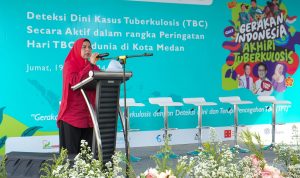 Salah seorang nara sumber saat menjelaskan dampak penyakit menular. BP/EI)
