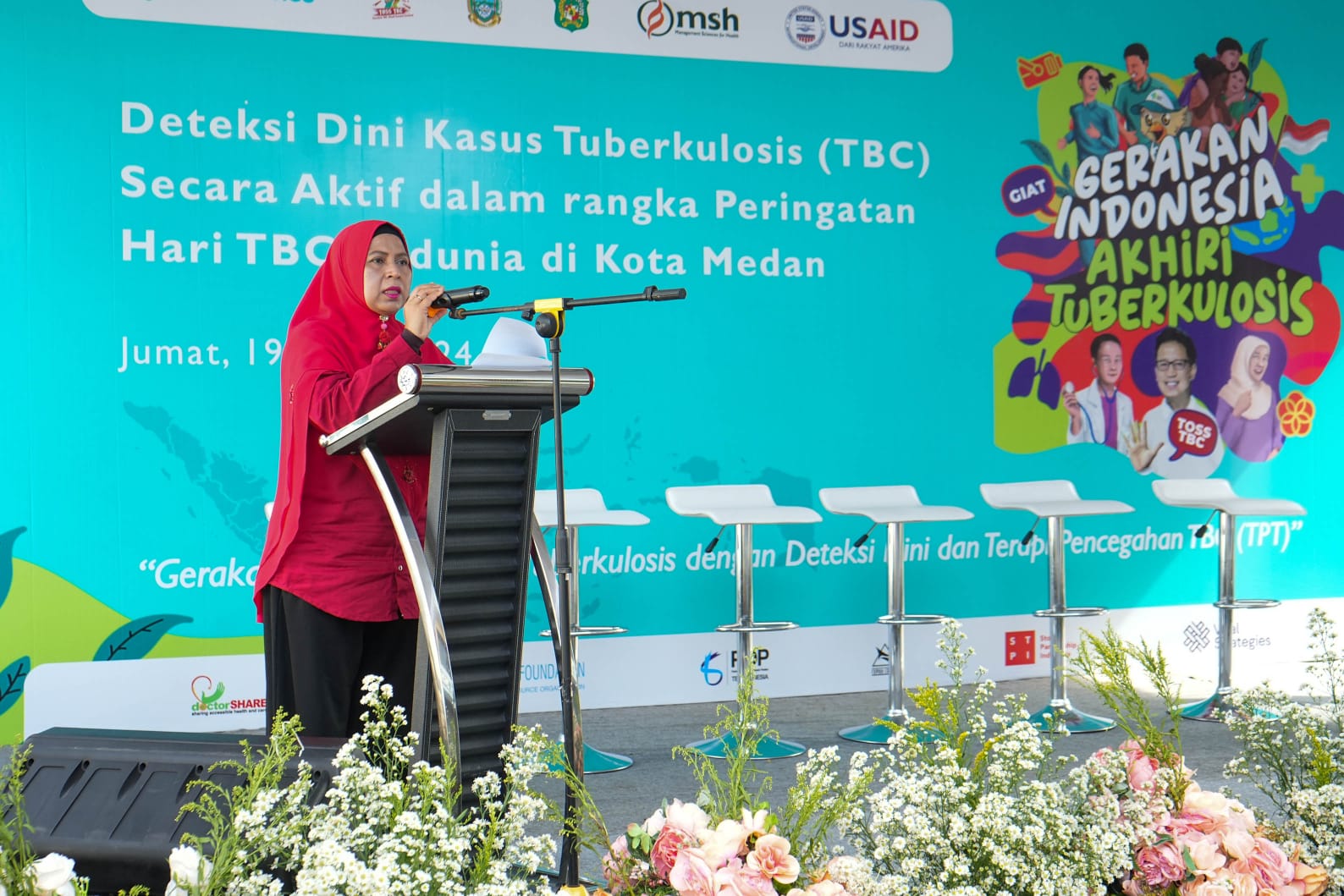 Salah seorang nara sumber saat menjelaskan dampak penyakit menular. BP/EI)