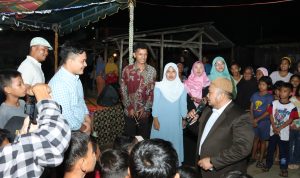 Bupati Tapsel Dolly Pasaribu saat menghadiri silaturahmi dengan warga masyarakat Kelurahan Simarpinggan Kecamatan Angsel, Jum'at (19/4-24) malam. Foto : BP/Ist