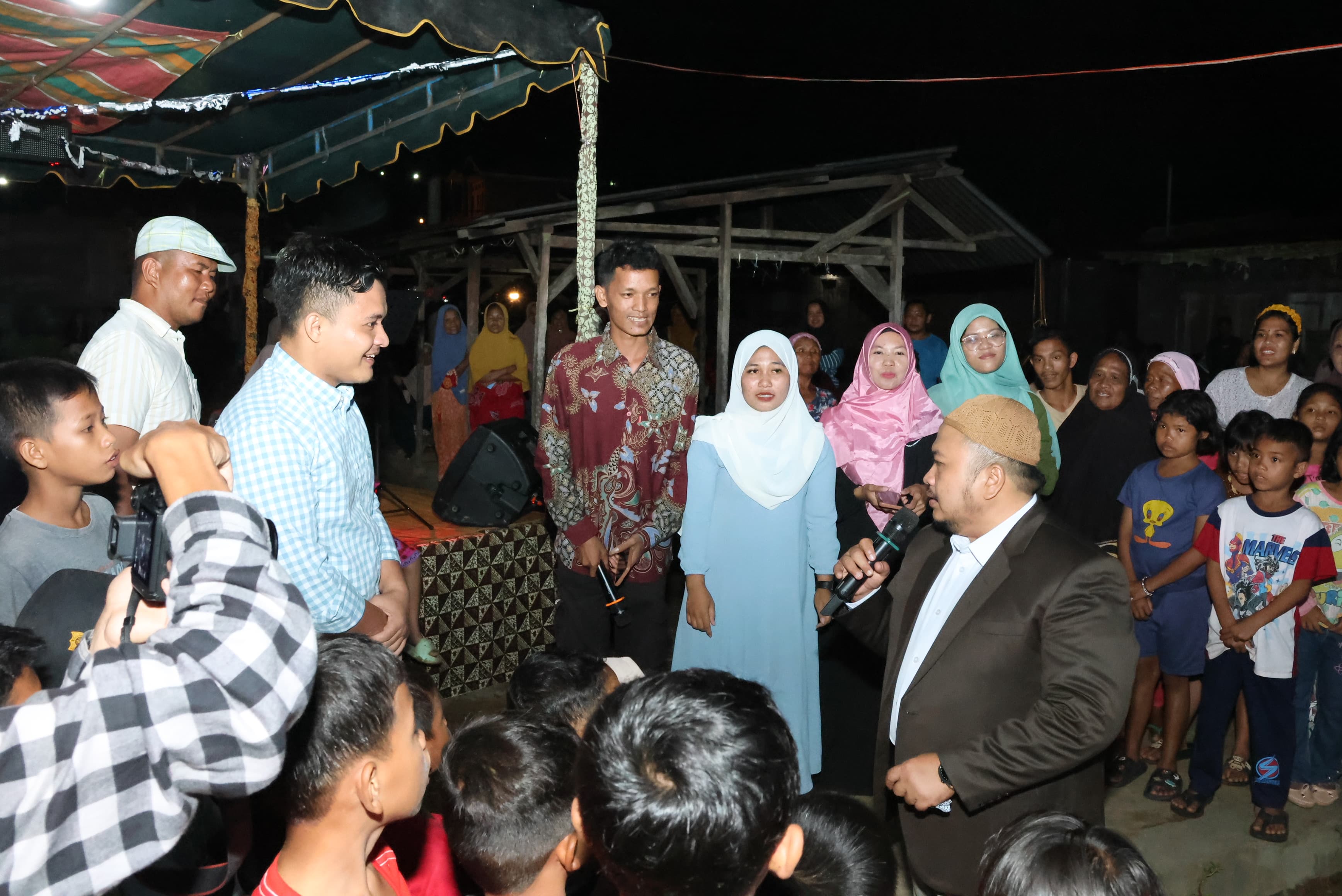 Bupati Tapsel Dolly Pasaribu saat menghadiri silaturahmi dengan warga masyarakat Kelurahan Simarpinggan Kecamatan Angsel, Jum'at (19/4-24) malam. Foto : BP/Ist