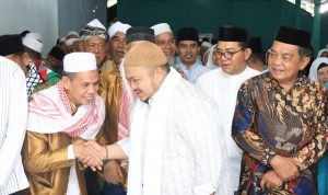 Bupati Tapsel Dolly Pasaribu saat disambut para ulama di acara Halal Bi Halal MUI Tapsel, Sabtu (20/4-24). Foto : BP/Ist
