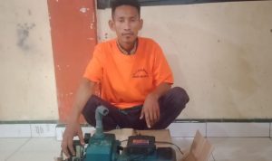 Pelaku ketika diamankan petugas kepolisian.(Istimewa)