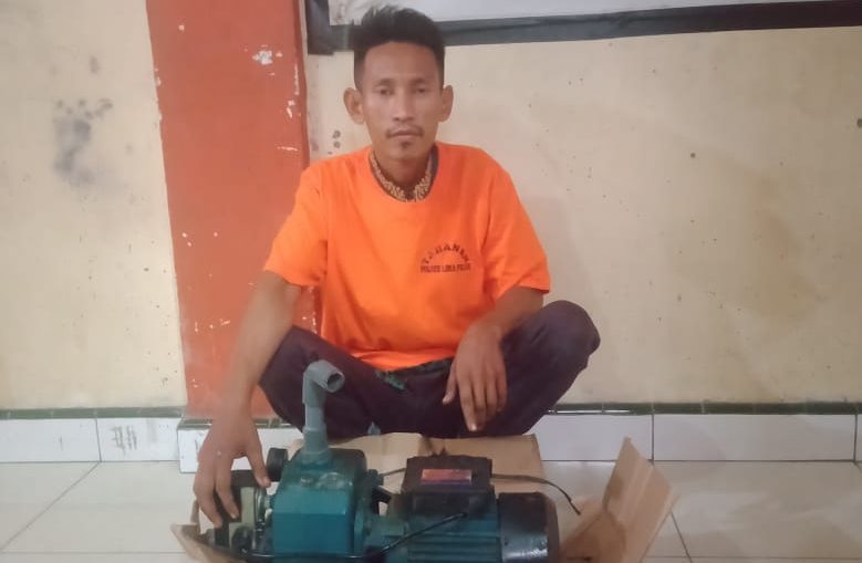 Pelaku ketika diamankan petugas kepolisian.(Istimewa)