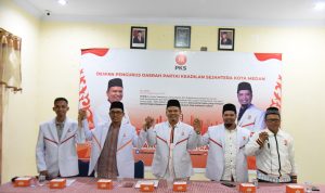 Pengurus DPD PKS saat temu pers di Kantor Jalan Sei Beras, Kecamatan Medan Baru, Minggu (21/4/2024). BP/erwan