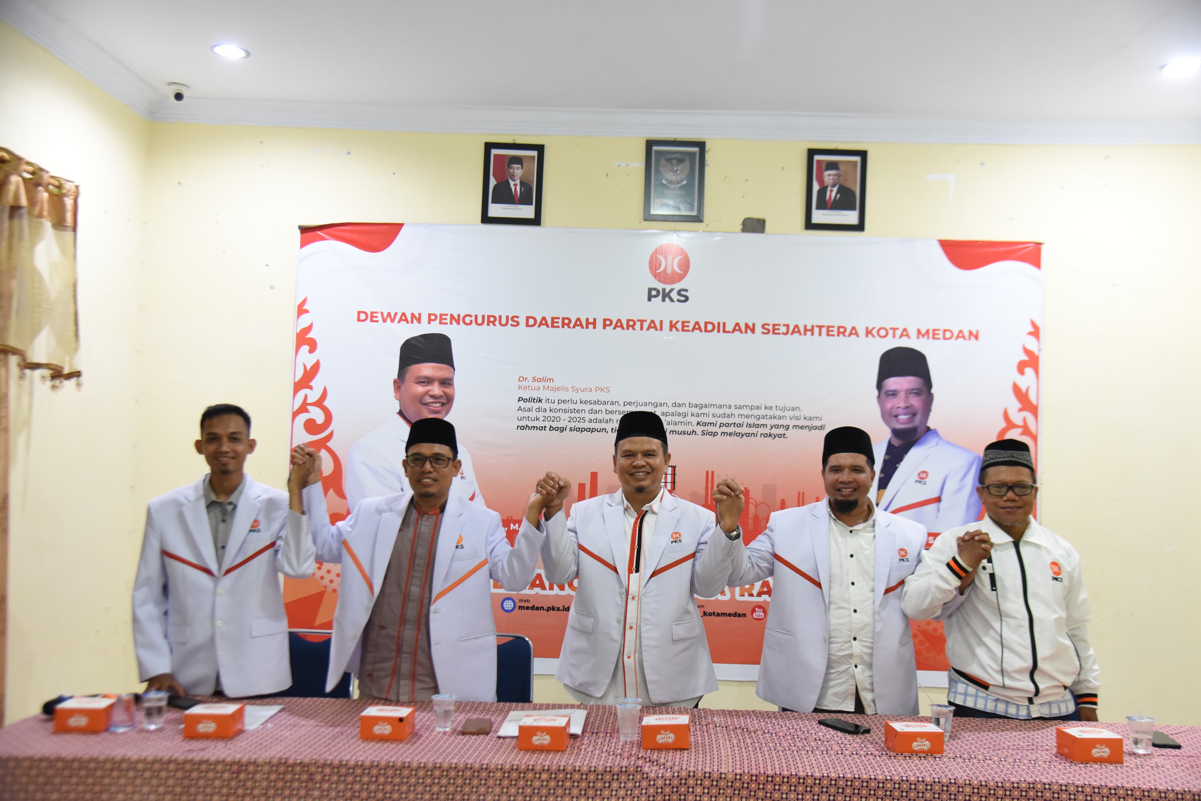 Pengurus DPD PKS saat temu pers di Kantor Jalan Sei Beras, Kecamatan Medan Baru, Minggu (21/4/2024). BP/erwan