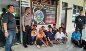 Sebagian para juru parkir konvensional tertunduk murung saat tertangkap petugas saat razia, kemarin. BP/erwan