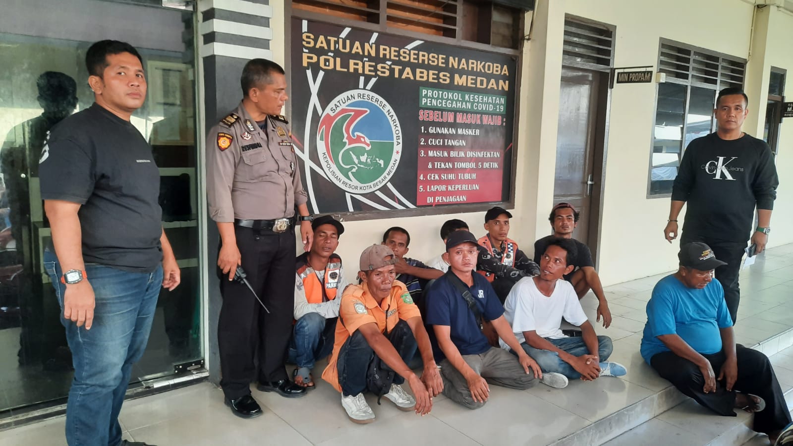 Sebagian para juru parkir konvensional tertunduk murung saat tertangkap petugas saat razia, kemarin. BP/erwan