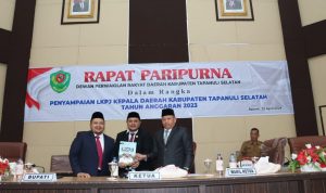 Bupati Tapsel Dolly Pasaribu saat menyampaikan LKPJ TA 2023 kepada Ketua DPRD Abdul Basith Dalimunthe bersama Wakil Ketua DPRD Borkat dalam Sidang Paripurna DPRD setempat, Senin (22/4-24). Foto : BP/Ist
